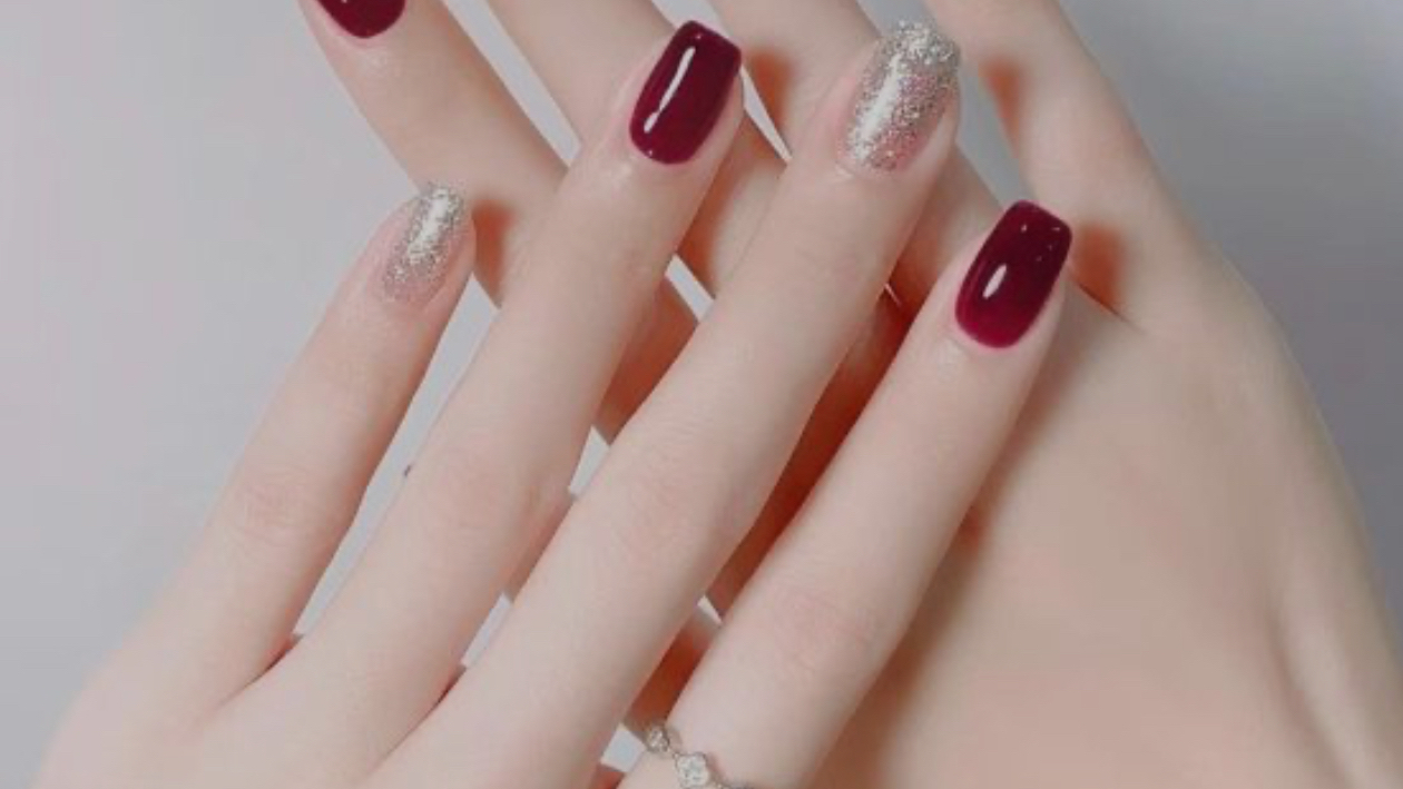 Sky Nails logo